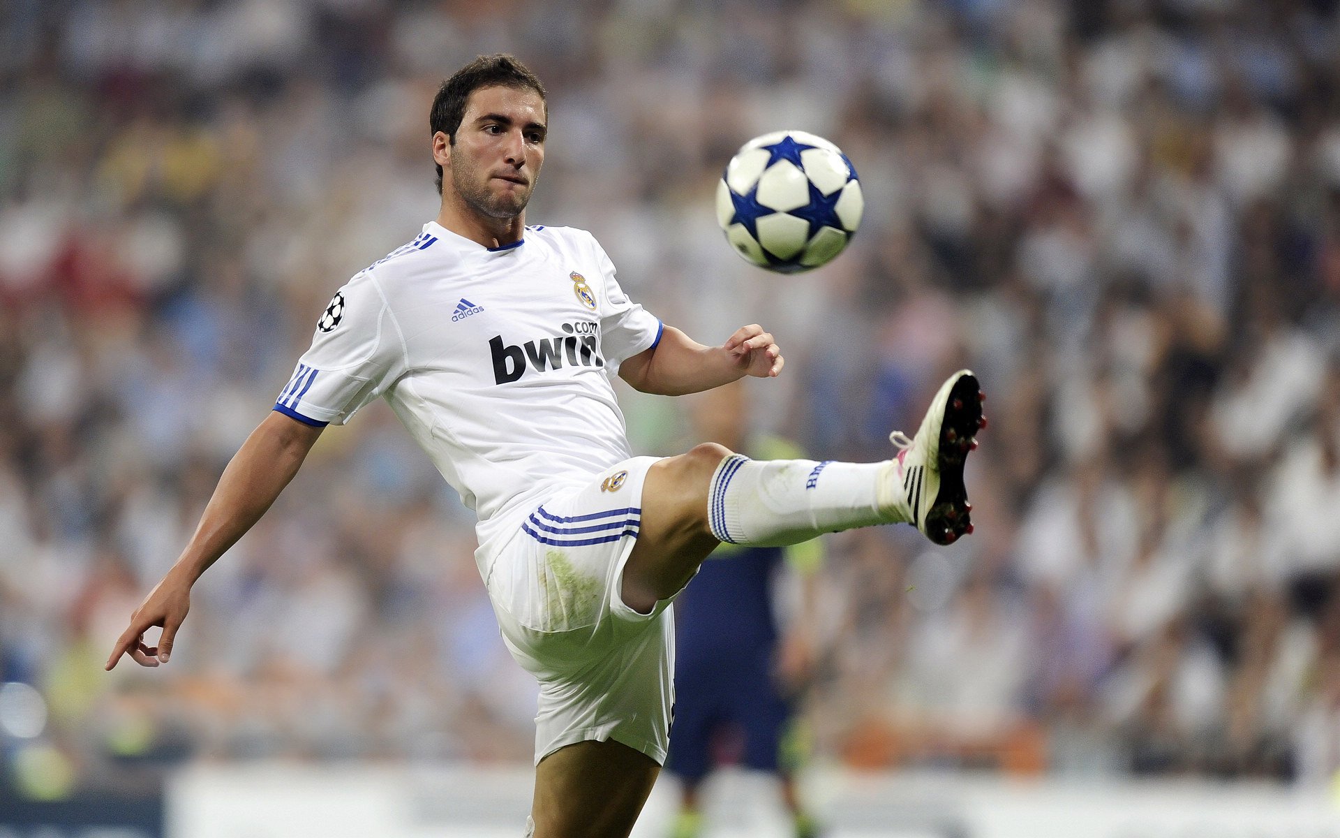 AIYOUXI.COM-球场“铁血防线”——挡住一切进攻的最强堡垒，铁血防守vs极致进攻